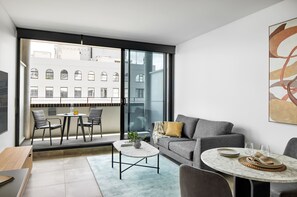 Superior-Apartment, 1 Schlafzimmer (Open Plan) | Wohnbereich | 50-Zoll-Smart-TV mit Satellitenempfang, Fernseher, Netflix
