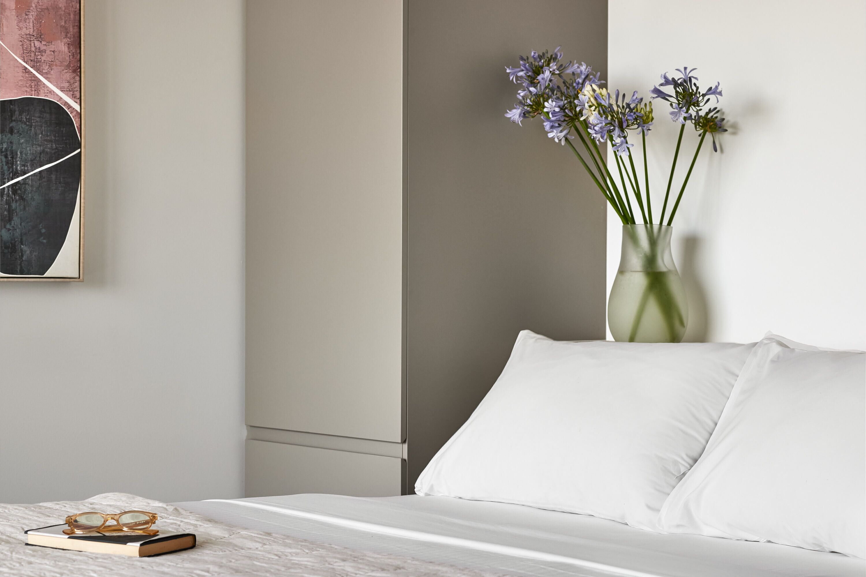 Caja de seguridad en la habitación y espacio para trabajar con laptop 