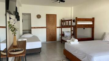 Espacio para trabajar con laptop, wifi gratis y ropa de cama