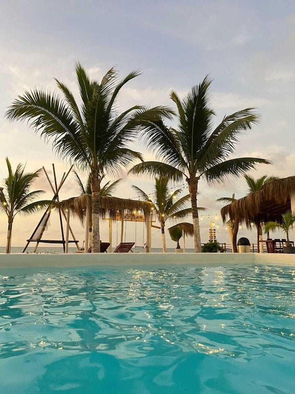 Utomhuspool med öppettider 09.30 till 22.00, och solstolar