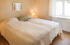 3 habitaciones, tabla de planchar con plancha y cuna de viaje 