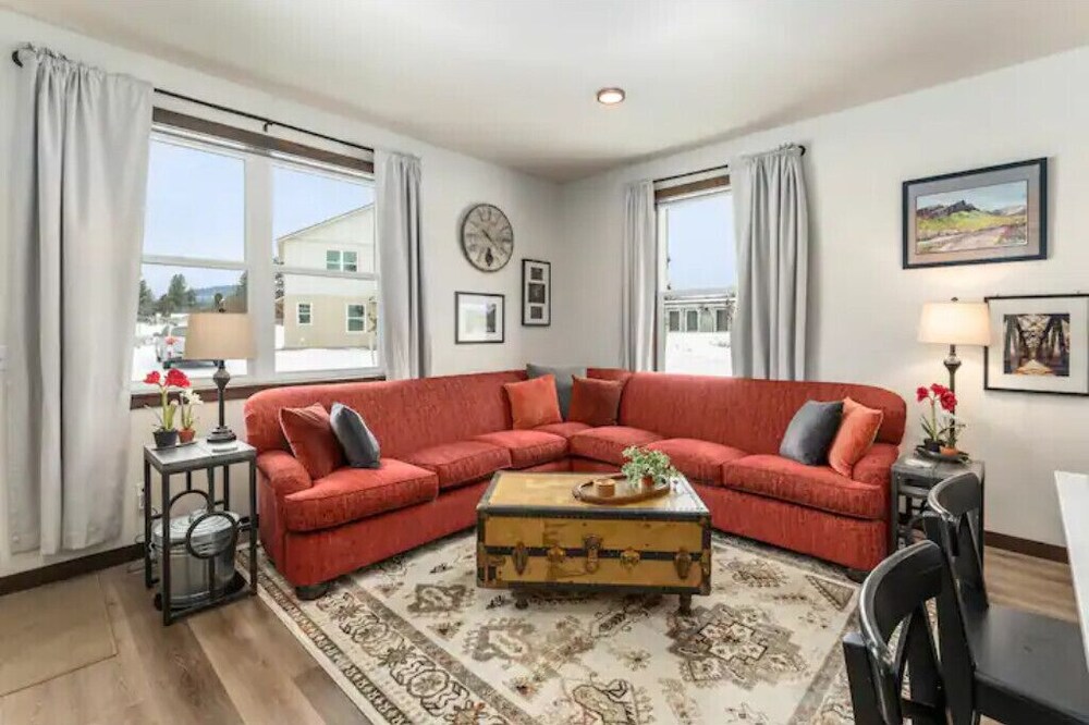 Spacious & family friendly new home close to town in Priest River
