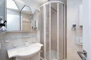 Shower, hair dryer, towels - Strandsonne - Modernes App. mit Terrasse, Meerblick, Pkw-stellplatz Wlan. Haustiere Erlaubt (List)