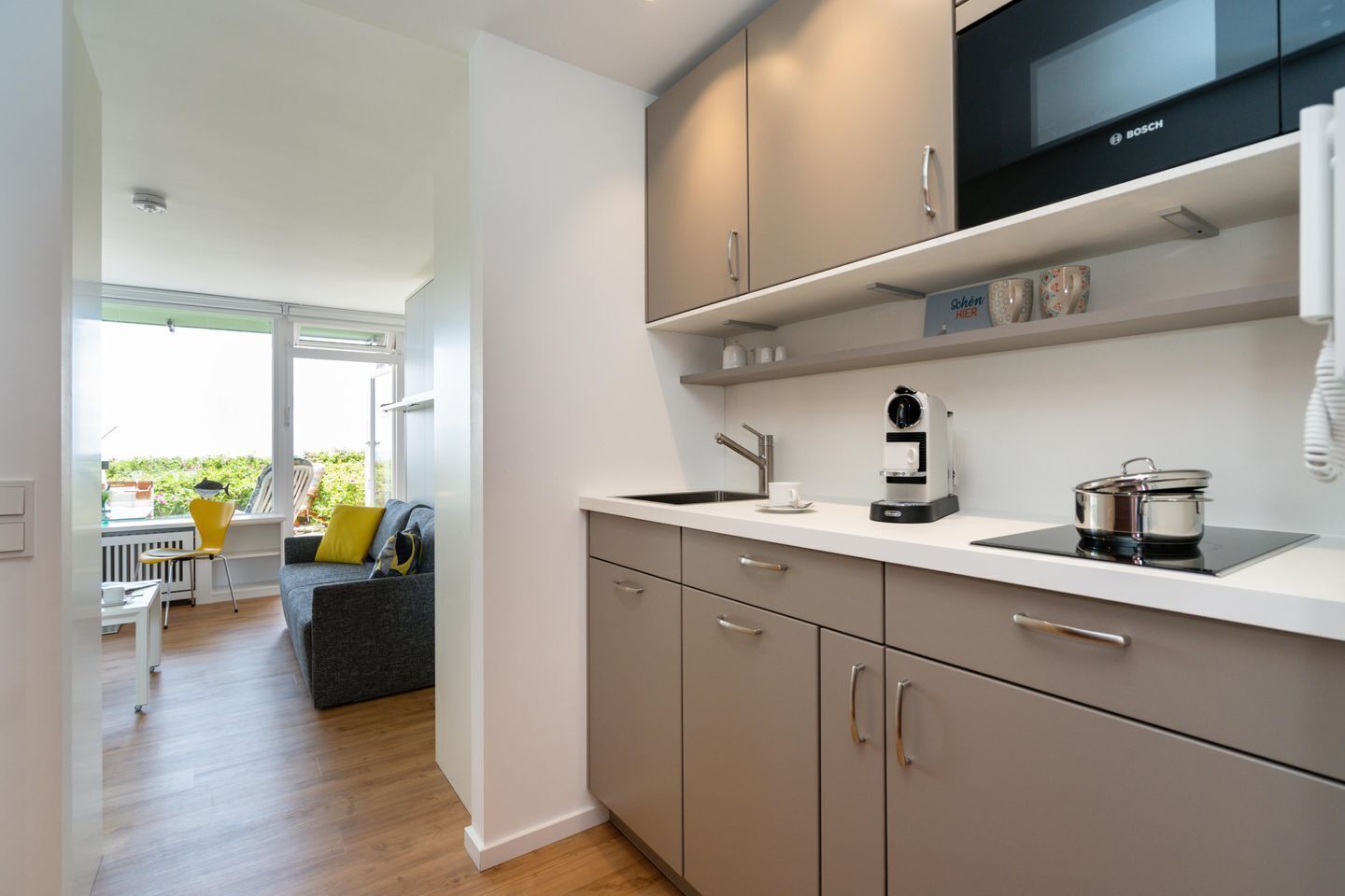 Réfrigérateur, micro-ondes, plaque de cuisson, lave-vaisselle