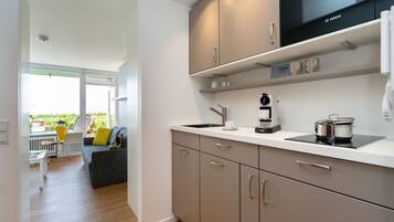 Réfrigérateur, micro-ondes, plaque de cuisson, lave-vaisselle