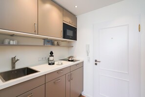 冷蔵庫、電子レンジ、コンロ、食器洗い機