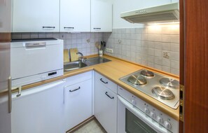 Køleskab, kogeplade, kaffe-/temaskine