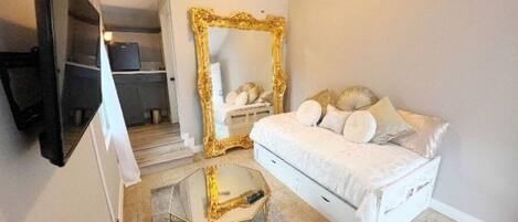 1 bedroom, bed sheets