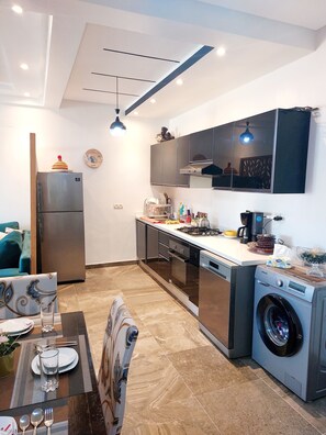 Kjøleskap, mikrobølgeovn, ovn og oppvaskmaskin