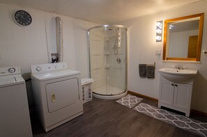 Dusche, Haartrockner, Handtücher, Seife