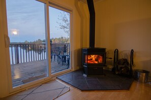 Interior - Waterfront cottage with an incredibly scenic view (St.-Charles)