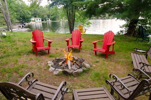 Property grounds - Waterfront cottage with an incredibly scenic view (St.-Charles)