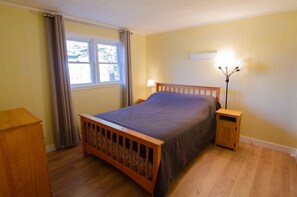 4 bedrooms, desk, free WiFi, bed sheets - Waterfront cottage with an incredibly scenic view (St.-Charles)