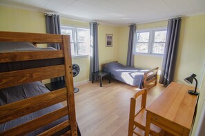 4 bedrooms, desk, free WiFi, bed sheets