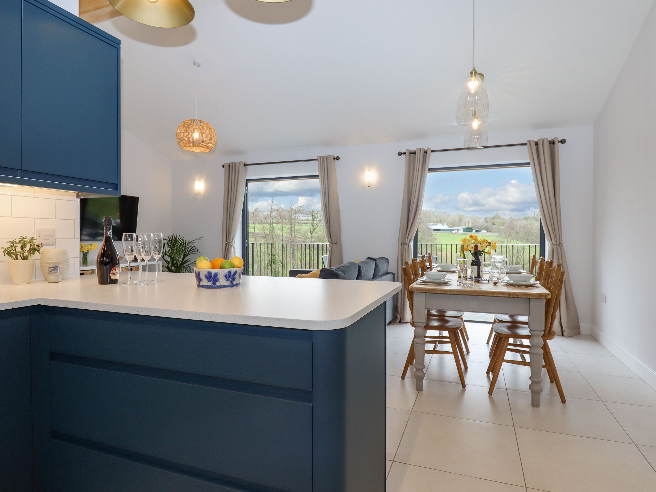 WOODPECKER LODGE, pet friendly, with a garden in Butterleigh