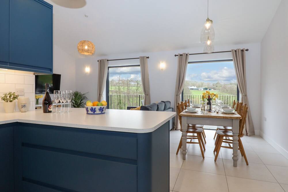 WOODPECKER LODGE, pet friendly, with a garden in Butterleigh