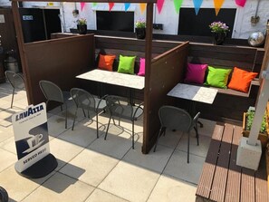 Exterior - the black swan (Leyburn)