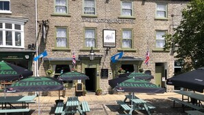 The Black Swan Hotel with outdoor seating and Heineken umbrellas. - the black swan (Leyburn)