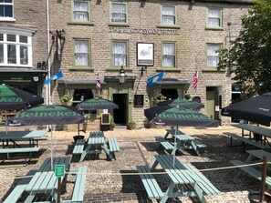 Garden - the black swan (Leyburn)