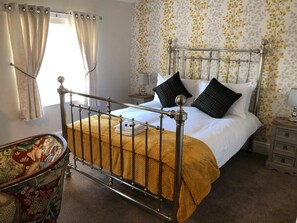 Economy Room | Premium bedding, individually furnished, rollaway beds, bed sheets - the black swan (Leyburn)