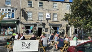 Basic Room | View from room - the black swan (Leyburn)