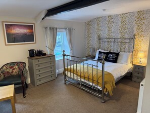 Deluxe Double Room, 1 Double Bed | Bathroom | Free toiletries, hair dryer, towels, soap - the black swan (Leyburn)