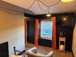 基础客房 | 高档床上用品、特色家居、折叠床/加床（额外收费）、床单