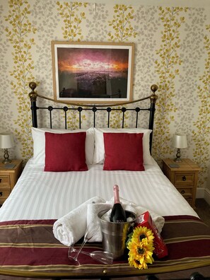 Economy Room | Premium bedding, individually furnished, rollaway beds, bed sheets - the black swan (Leyburn)