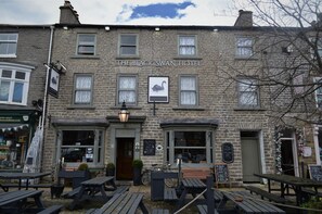 Front of property - the black swan (Leyburn)