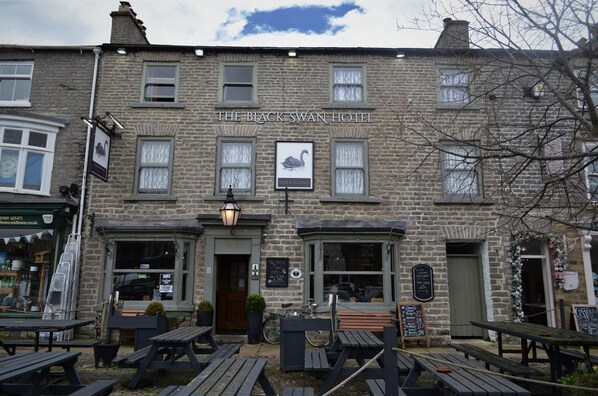 Front of property - the black swan (Leyburn)