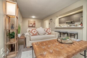 Living area - Condo w/ Strip view (Las Vegas)