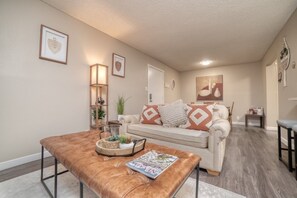Living area - Condo w/ Strip view (Las Vegas)