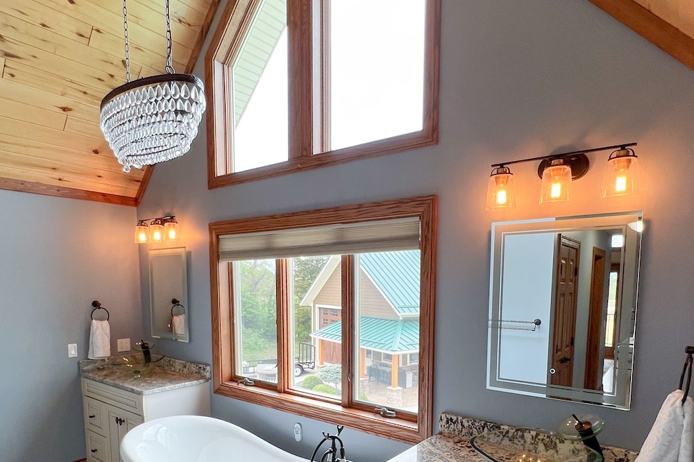 **NEW** Brookville Ridge - Gorgeous Lake Home w/ Pool, Putting Green, Game Room