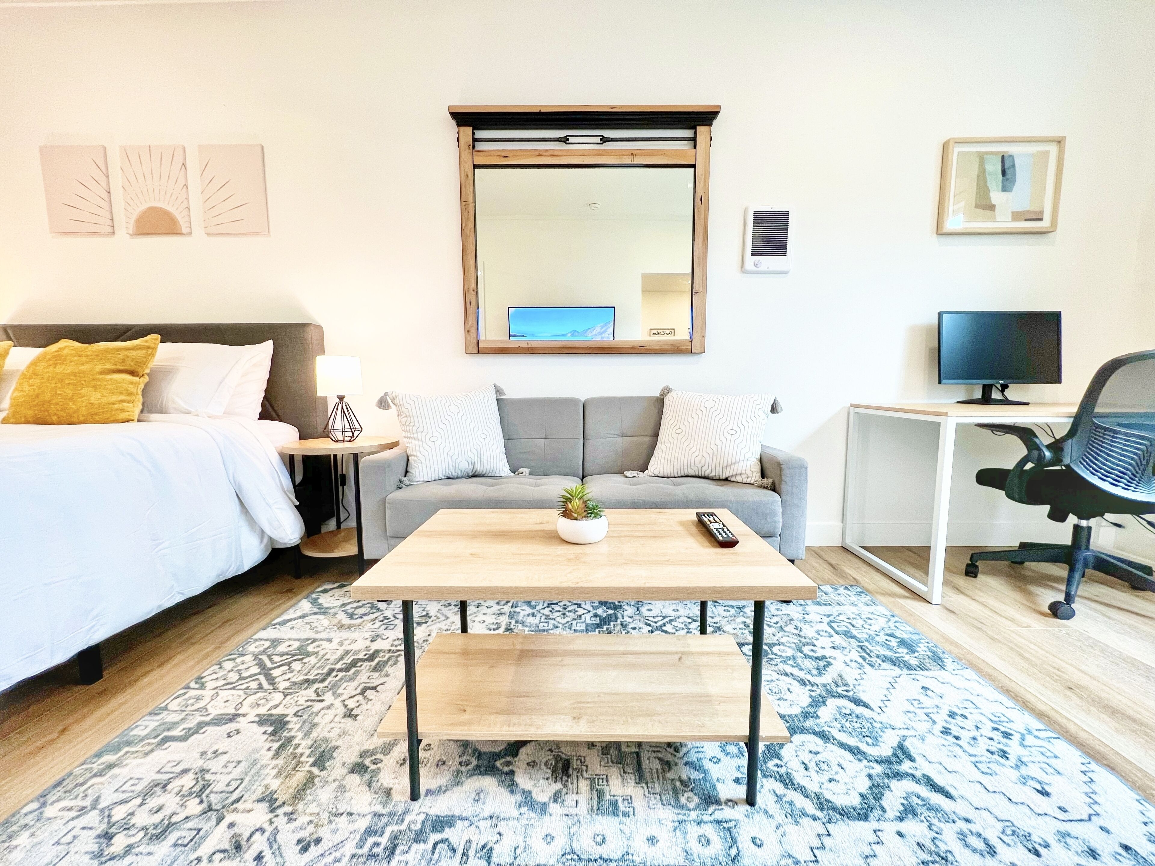 ~Hot Tub Getaway in Central San Diego~