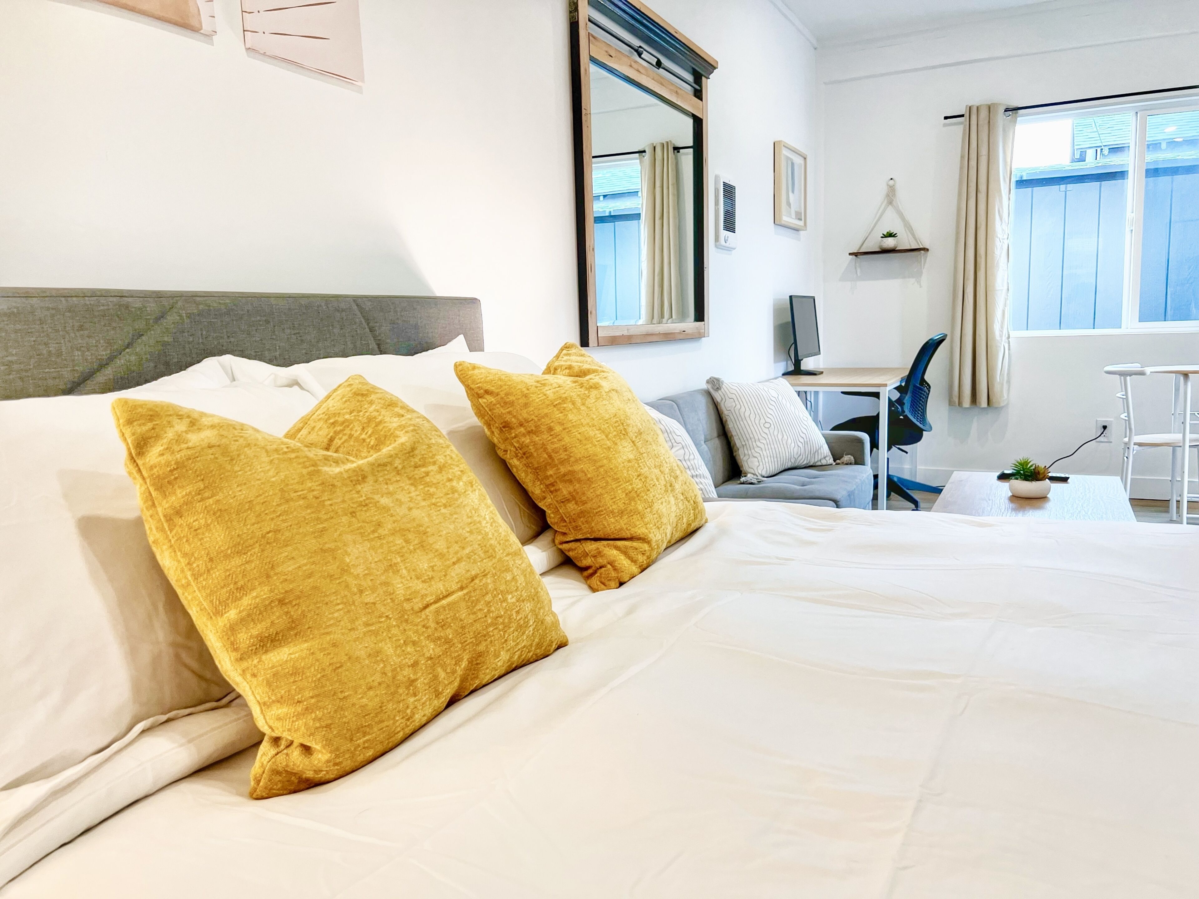 ~Hot Tub Getaway in Central San Diego~