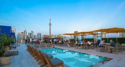 Luxe Urban Nest @ King & Bathurst with Heated Balcony