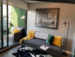 Smart TV, books - Luxe Urban Nest @ King & Bathurst with Heated Balcony
 (Toronto)