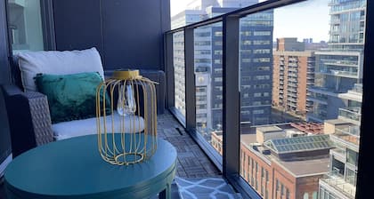 Luxe Urban Nest @ King & Bathurst with Heated Balcony
