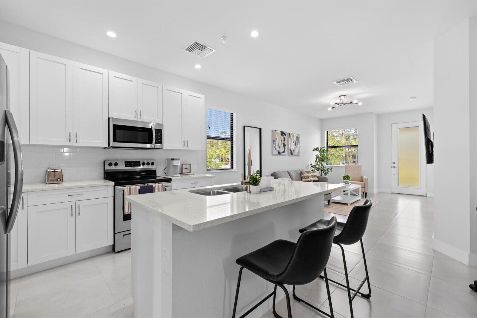 Lemari es besar, microwave, oven, dan mesin pencuci piring