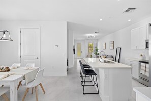 Signature villa | Privékeuken | Een koelkast/vriezer, een magnetron, een oven, een vaatwasser