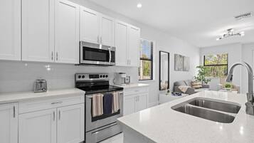 Full-size fridge, microwave, oven, dishwasher