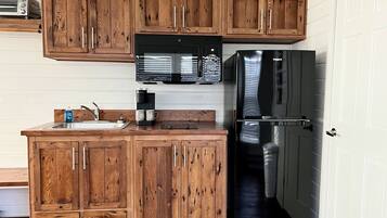 Jääkaappi, mikroaaltouuni, kahvin-/teenkeitin