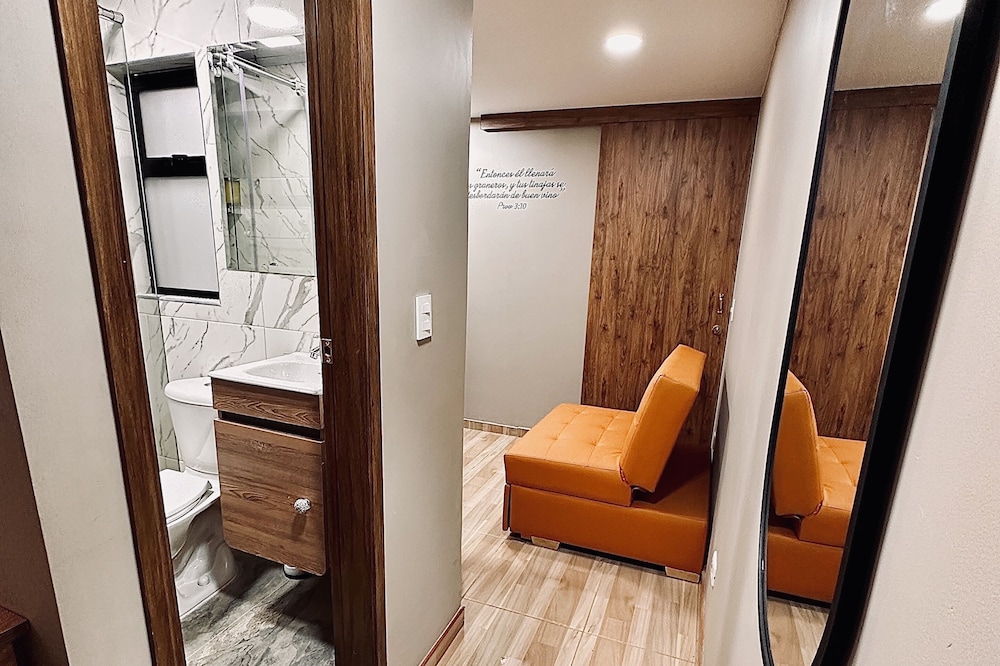 Private room (10 minutes from the airport)