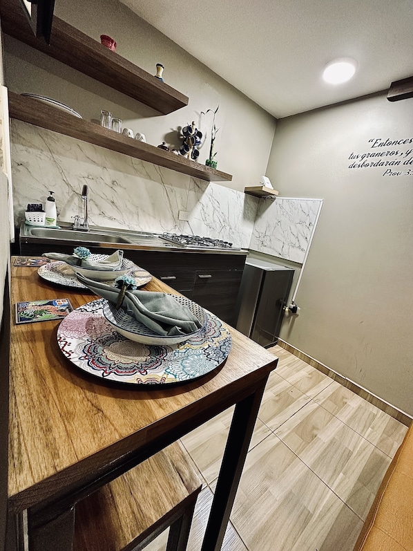 Microwave, cookware/dishes/utensils, kitchen islands