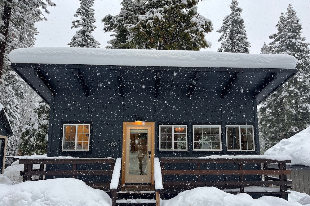 Cozy Ski Bungalow in the heart of Tahoe City!