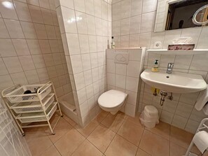 Dusche, Haartrockner, Handtücher