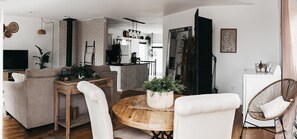 Smart TV, lareira, videogames, livros