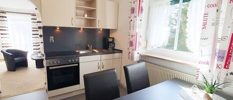 冷蔵庫、オーブン、コンロ、コーヒー / ティーメーカー