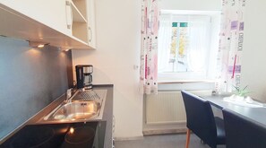 Køleskab, ovn, kogeplade, kaffe-/temaskine