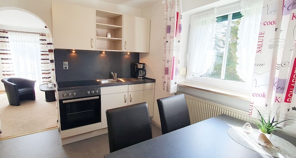 冷蔵庫、オーブン、コンロ、コーヒー / ティーメーカー